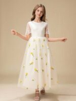 ⁦فستان ابيض بنقشة ورد⁩ - الصورة ⁦4⁩