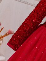 ⁦فستان حفلات شتائي احمر⁩ - الصورة ⁦3⁩