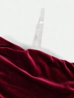 ⁦فستان مخمل بتصميم انيق⁩ - الصورة ⁦3⁩